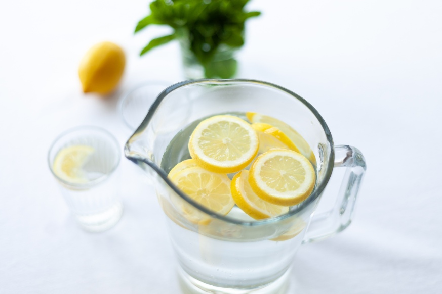 Surentraînement : symptômes et comment l’éviter eau en pichet en verre